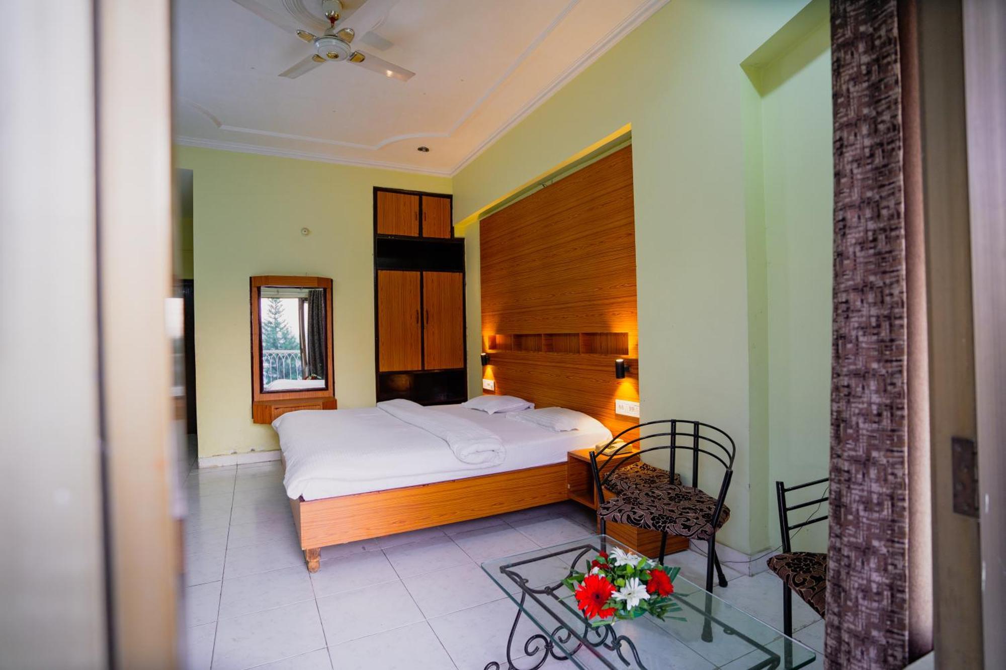 אינדורה Hotel Girdhar Mahal מראה חיצוני תמונה