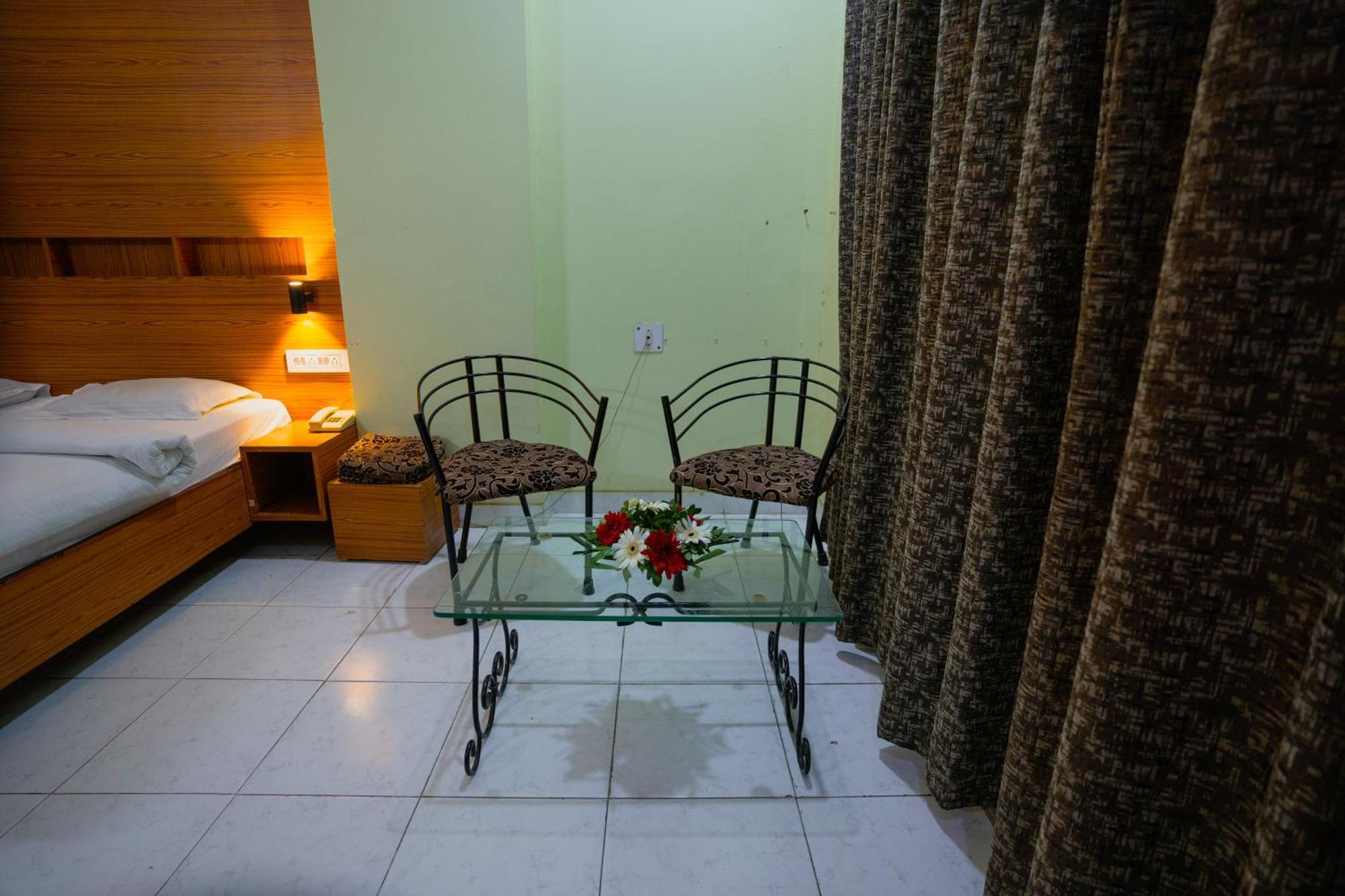 אינדורה Hotel Girdhar Mahal מראה חיצוני תמונה