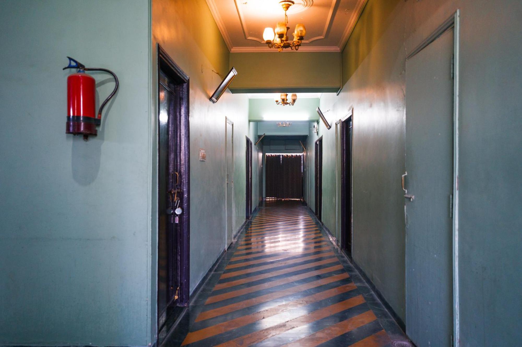 אינדורה Hotel Girdhar Mahal מראה חיצוני תמונה