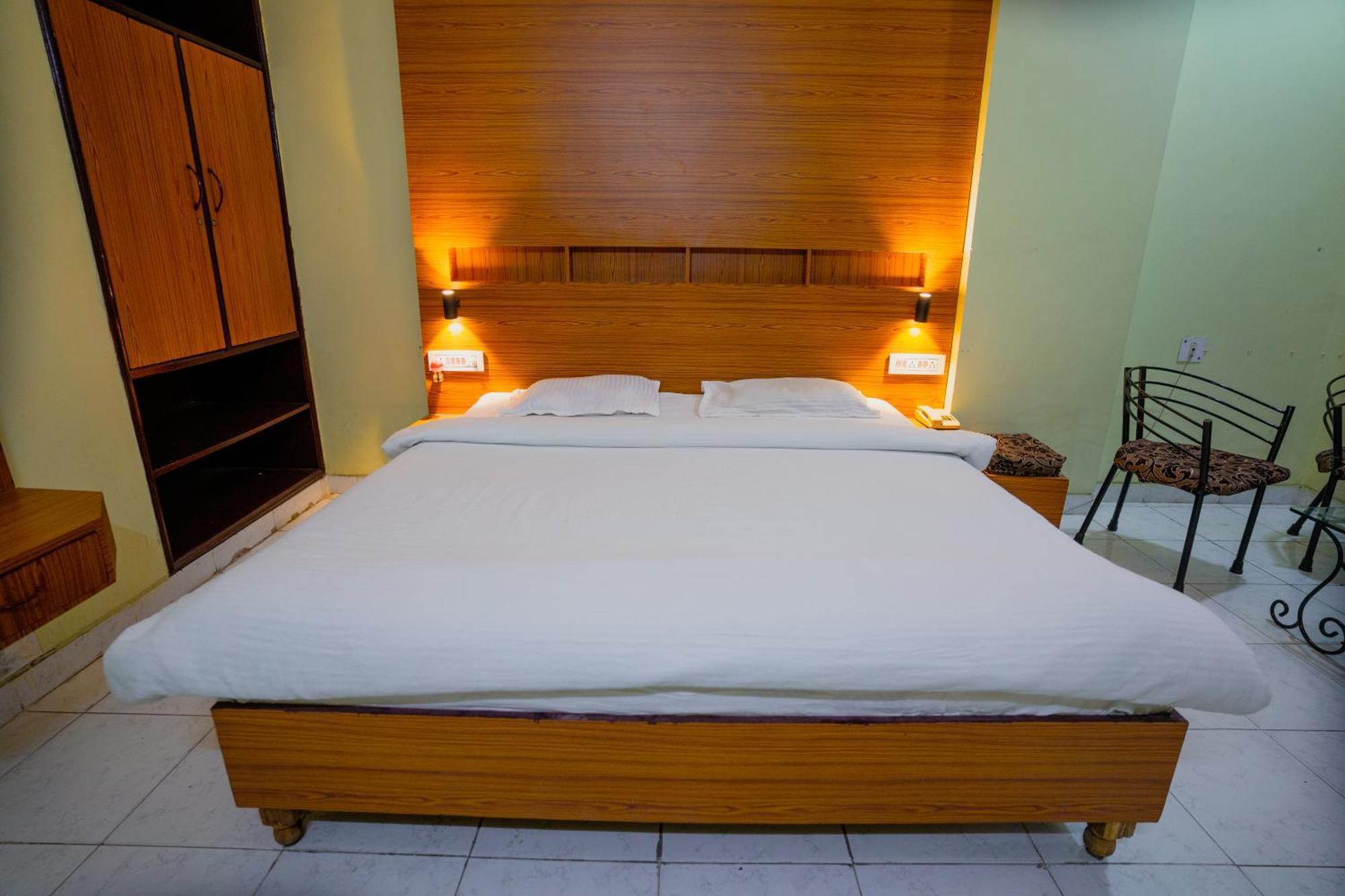 אינדורה Hotel Girdhar Mahal מראה חיצוני תמונה