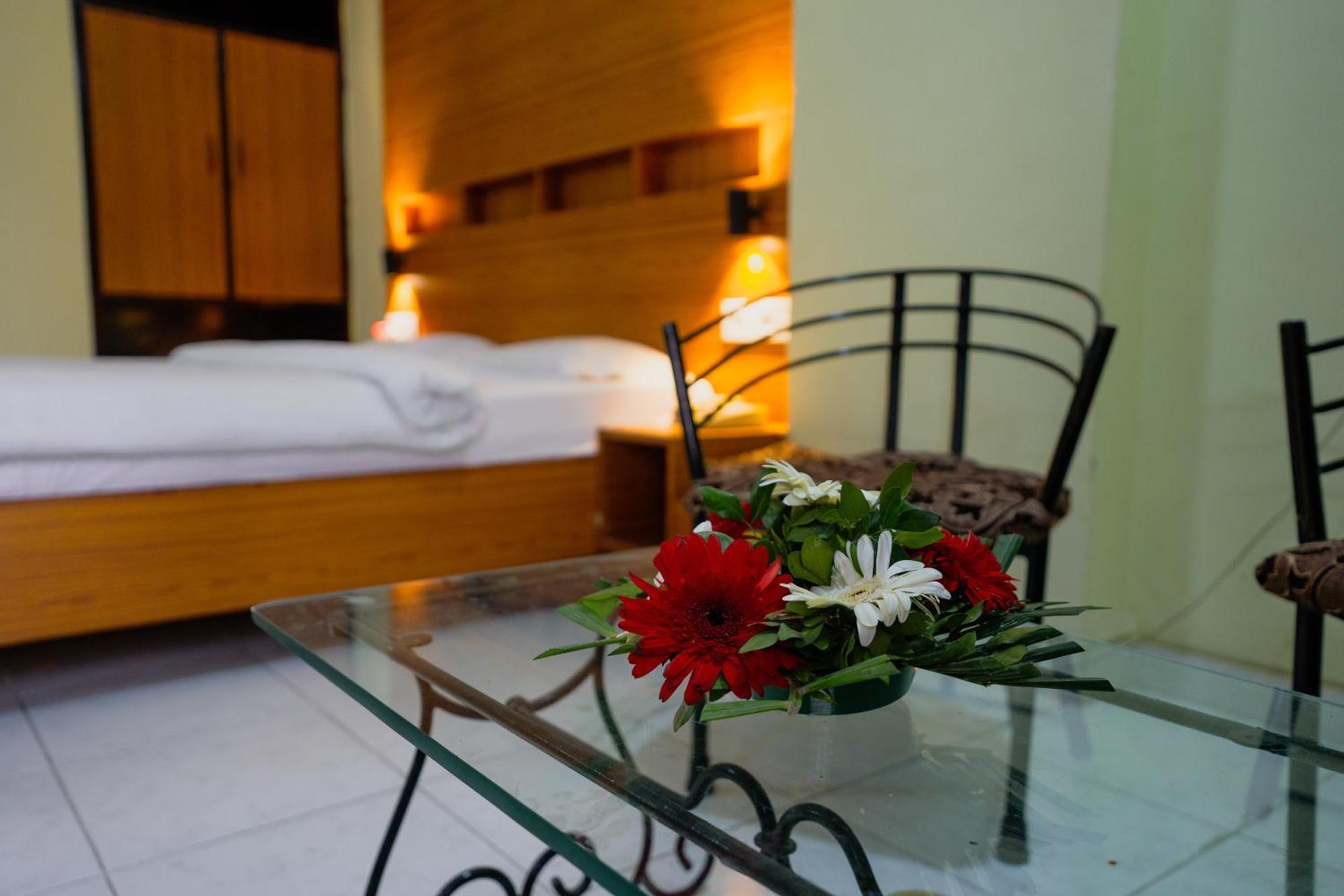 אינדורה Hotel Girdhar Mahal מראה חיצוני תמונה