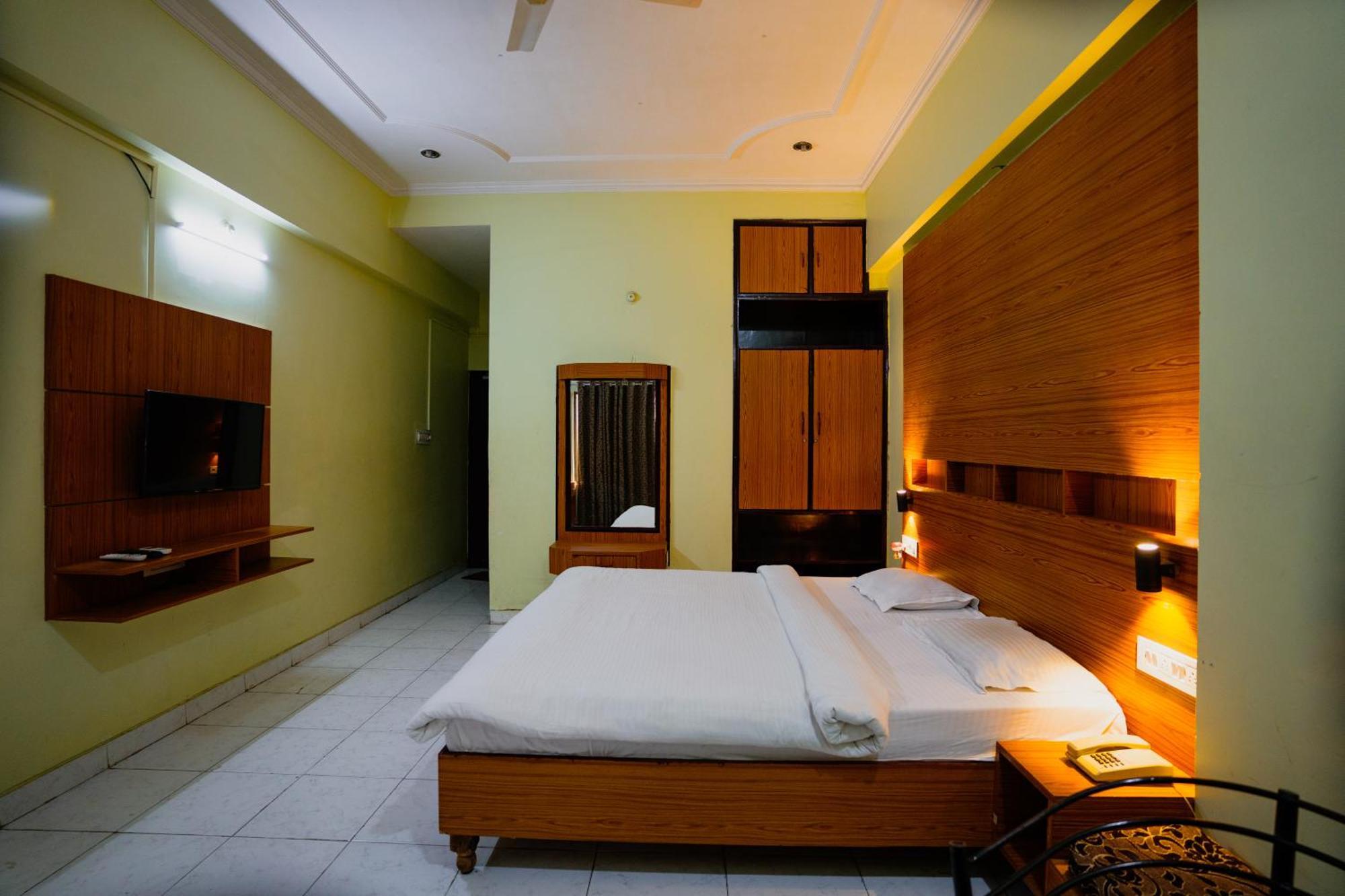 אינדורה Hotel Girdhar Mahal מראה חיצוני תמונה