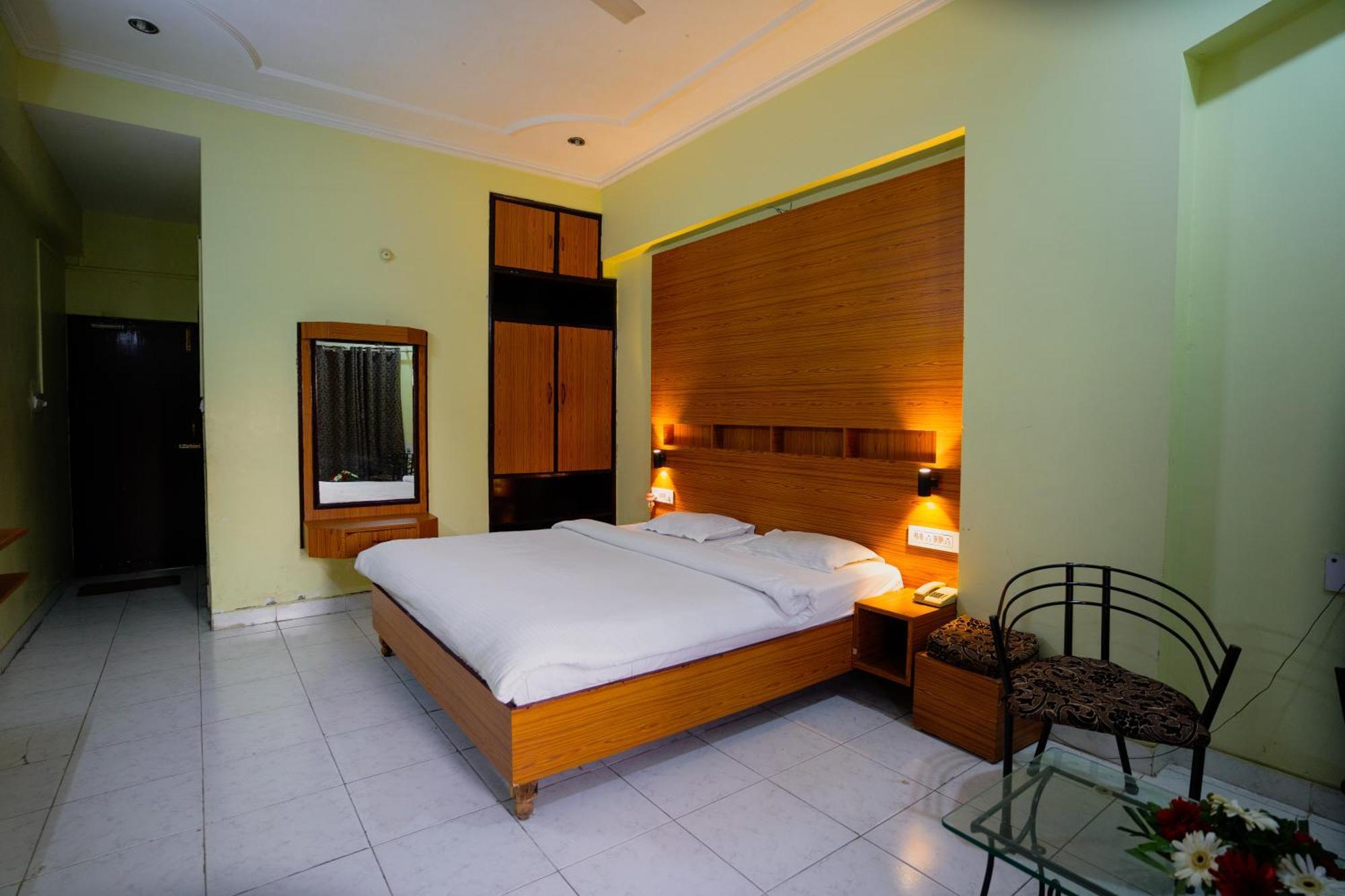 אינדורה Hotel Girdhar Mahal מראה חיצוני תמונה