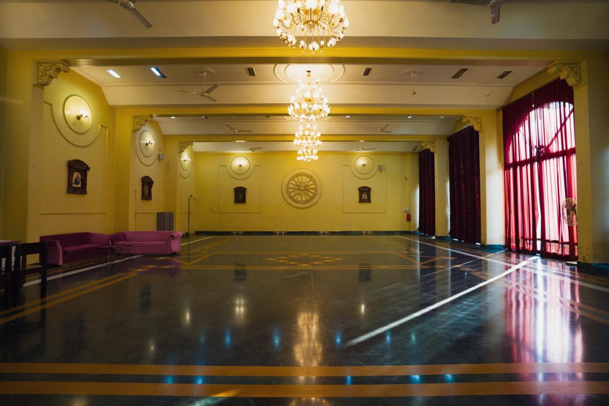 אינדורה Hotel Girdhar Mahal מראה חיצוני תמונה