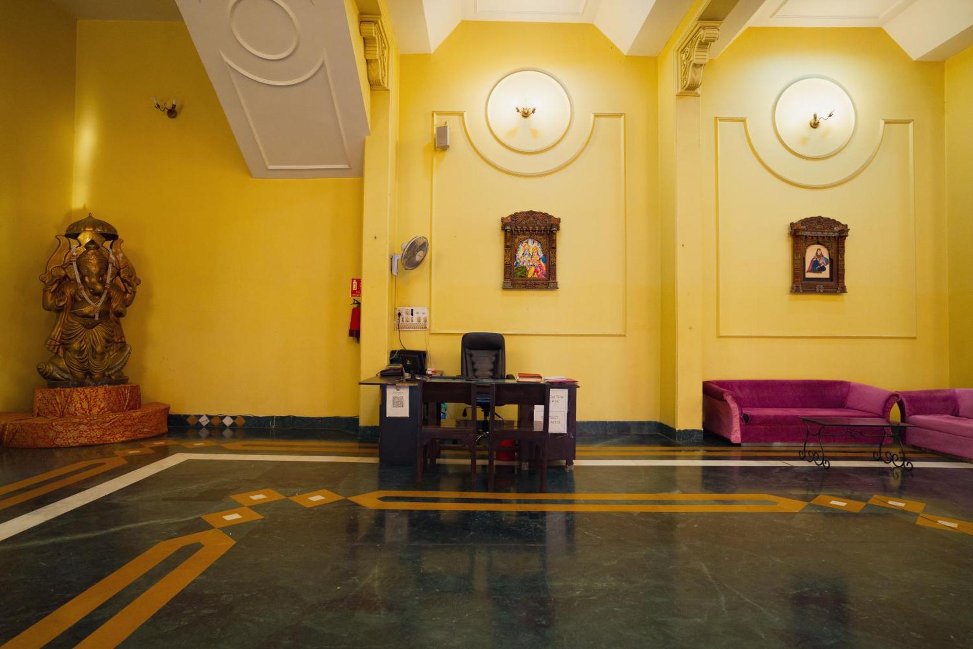 אינדורה Hotel Girdhar Mahal מראה חיצוני תמונה