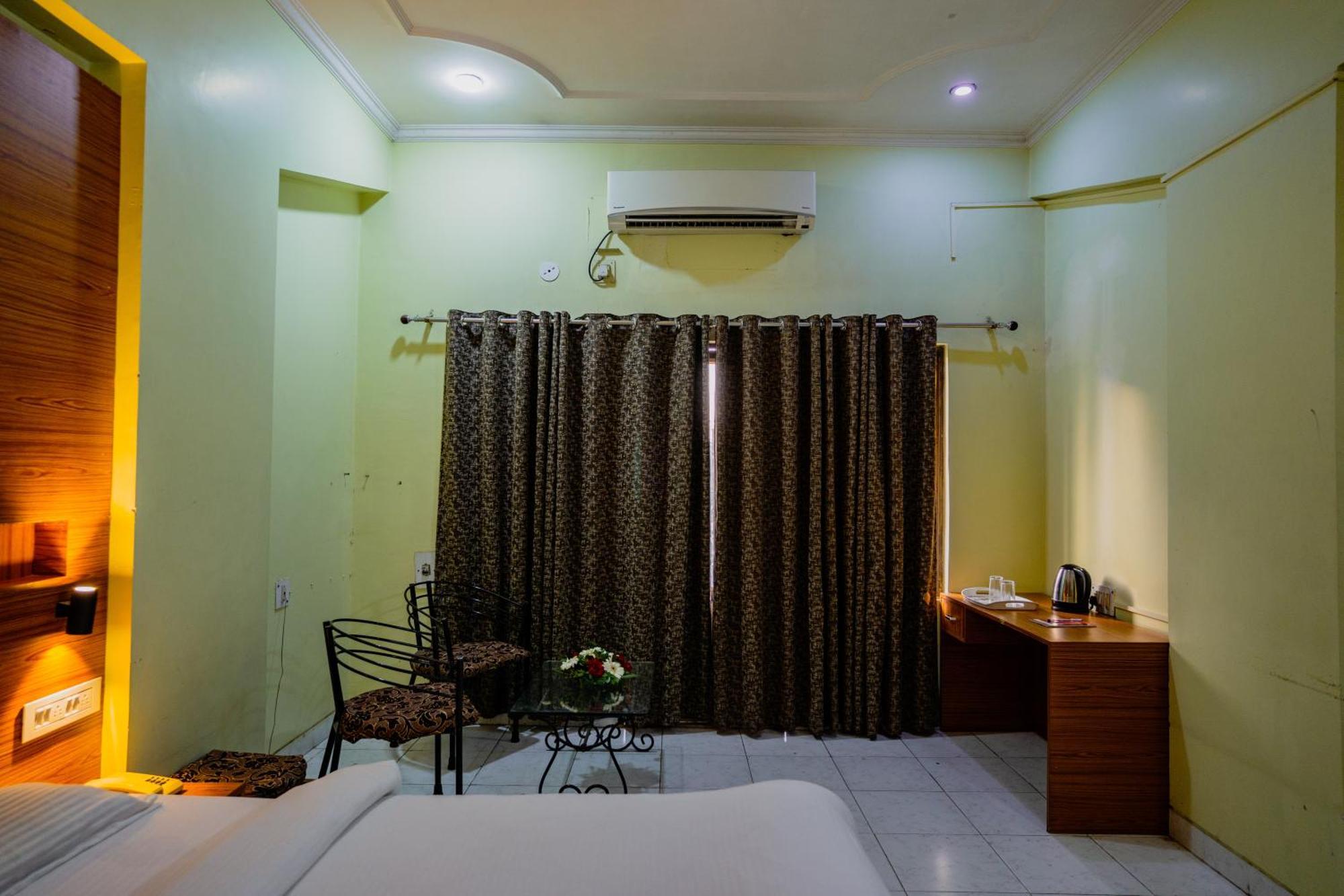 אינדורה Hotel Girdhar Mahal מראה חיצוני תמונה