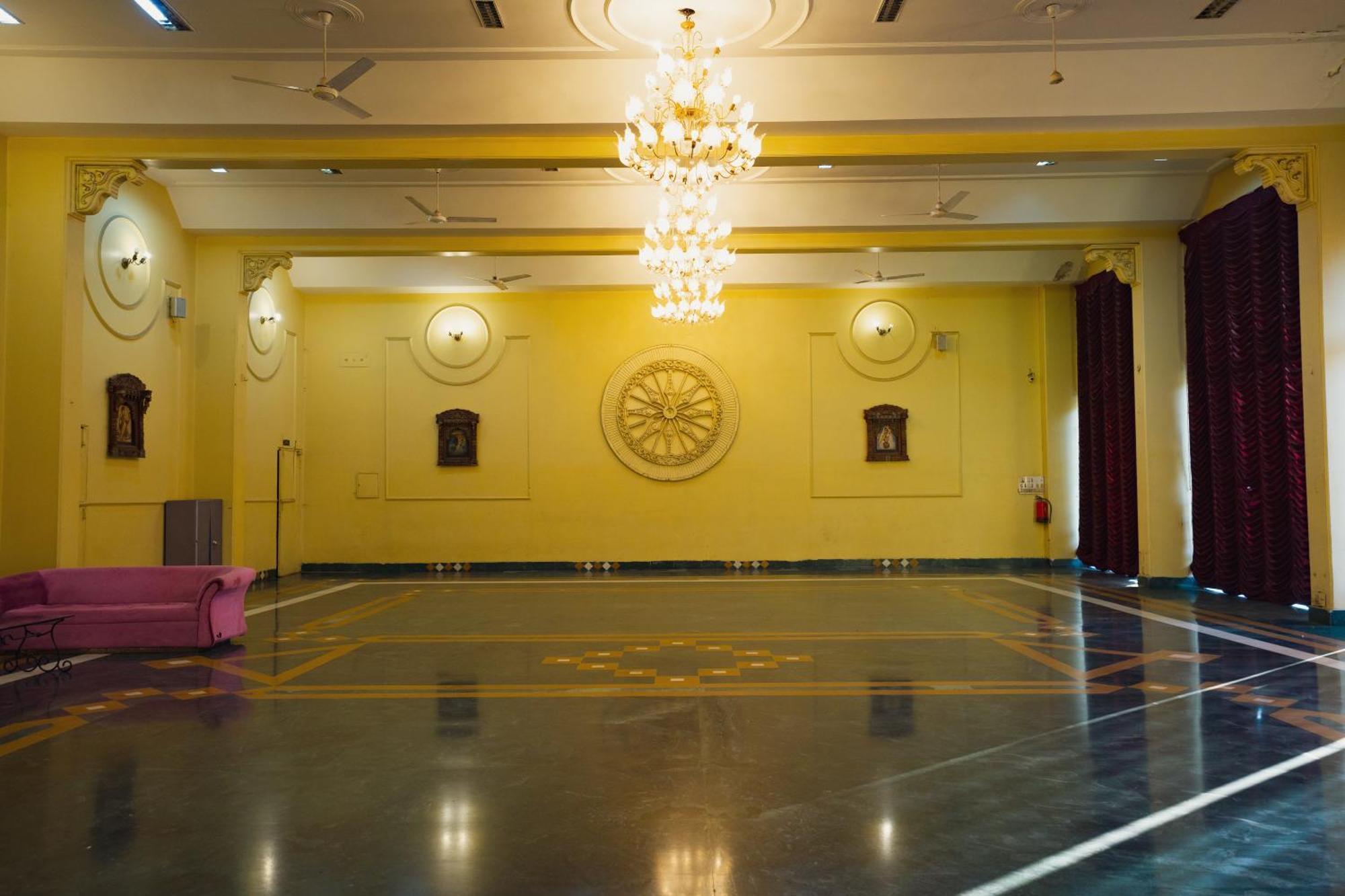 אינדורה Hotel Girdhar Mahal מראה חיצוני תמונה