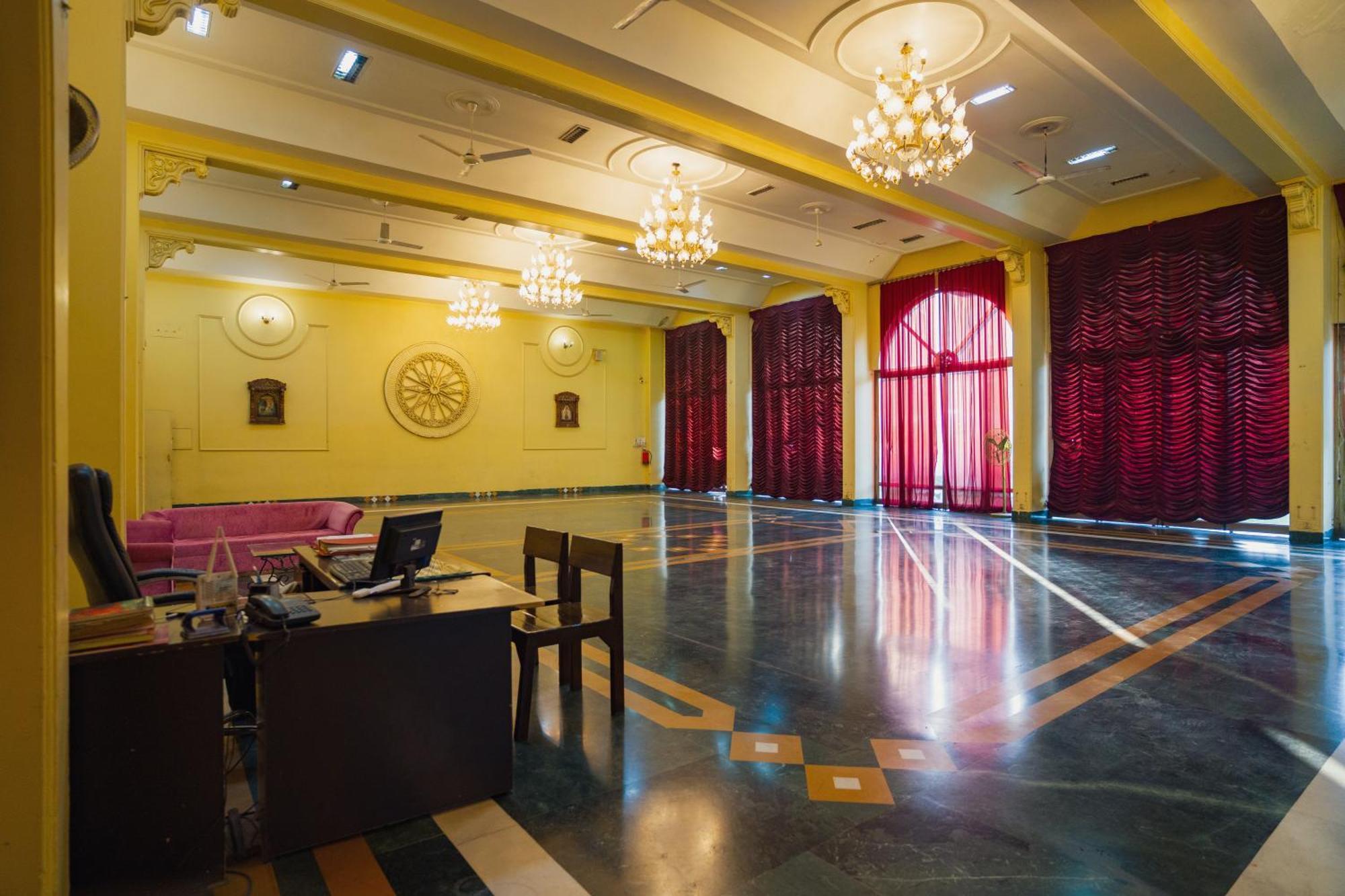 אינדורה Hotel Girdhar Mahal מראה חיצוני תמונה