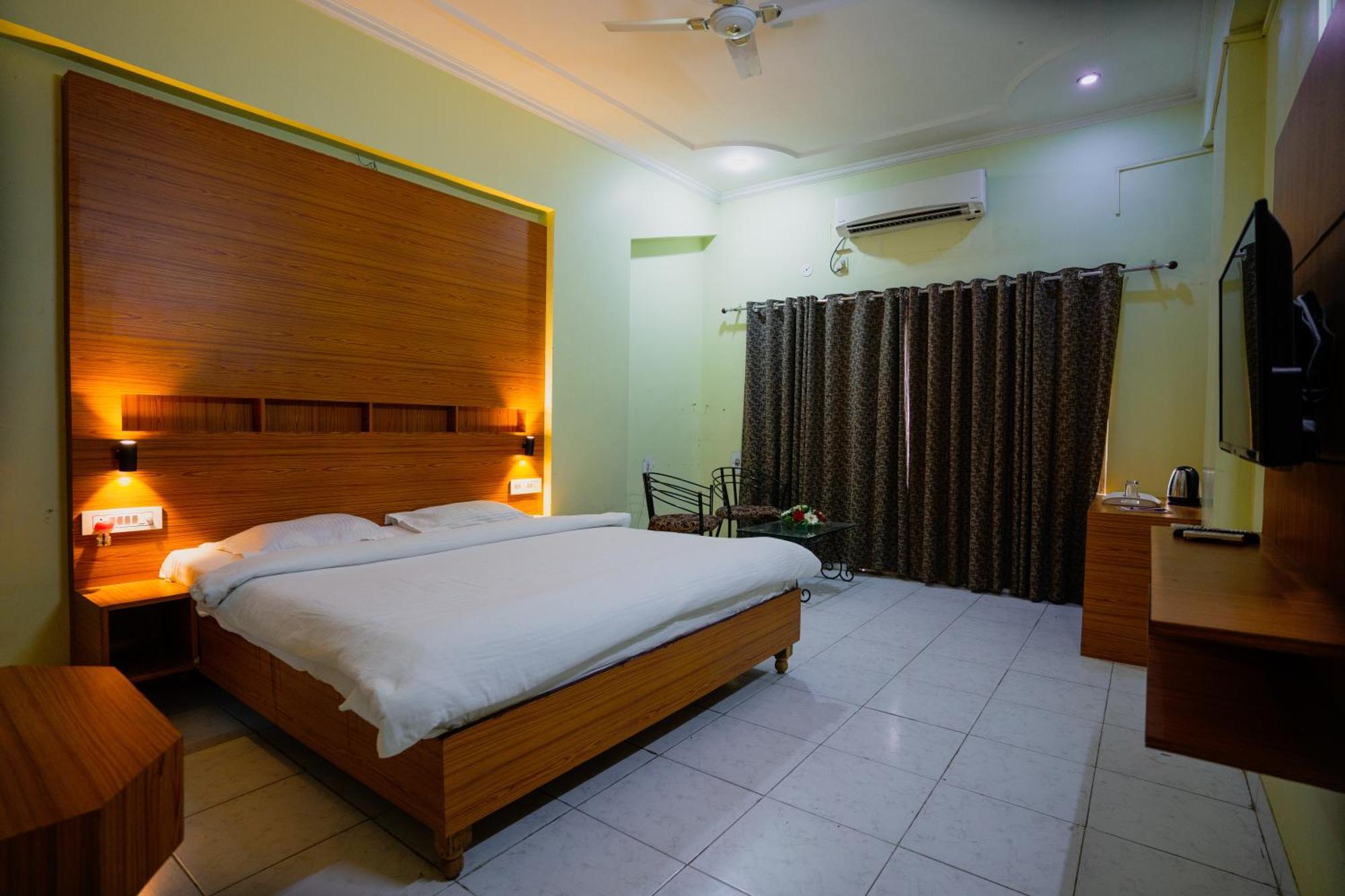 אינדורה Hotel Girdhar Mahal מראה חיצוני תמונה