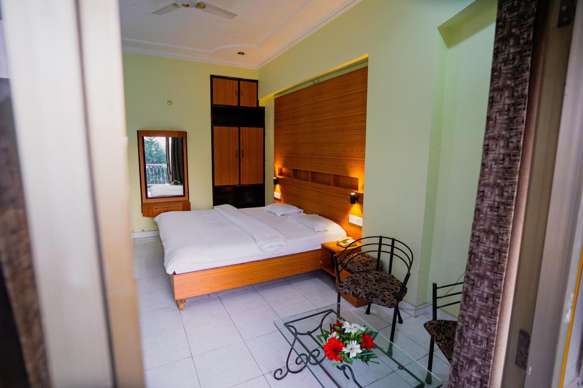 אינדורה Hotel Girdhar Mahal מראה חיצוני תמונה