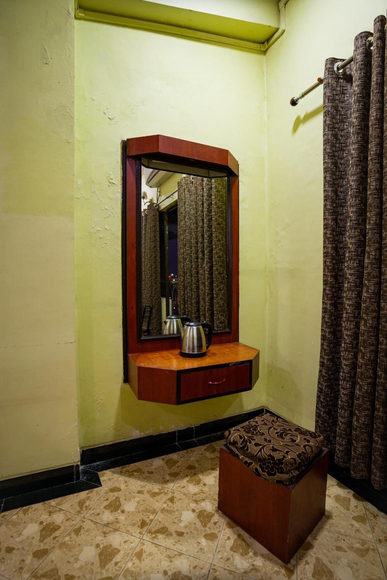 אינדורה Hotel Girdhar Mahal מראה חיצוני תמונה