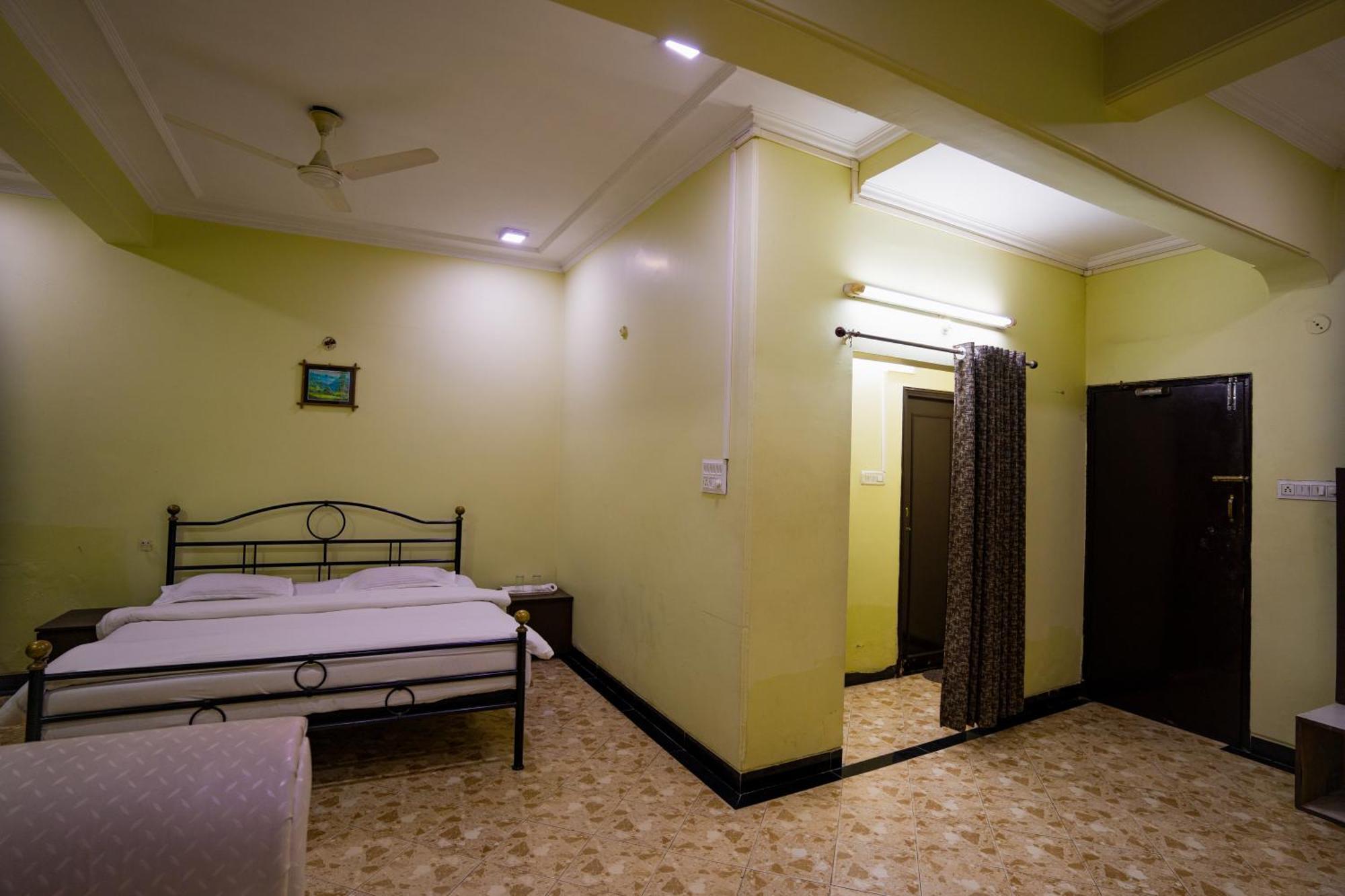 אינדורה Hotel Girdhar Mahal מראה חיצוני תמונה