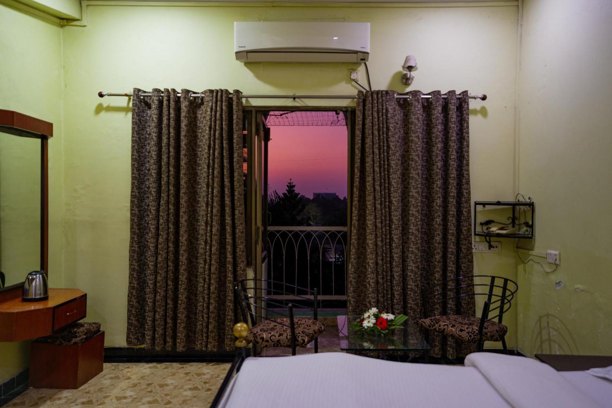 אינדורה Hotel Girdhar Mahal מראה חיצוני תמונה