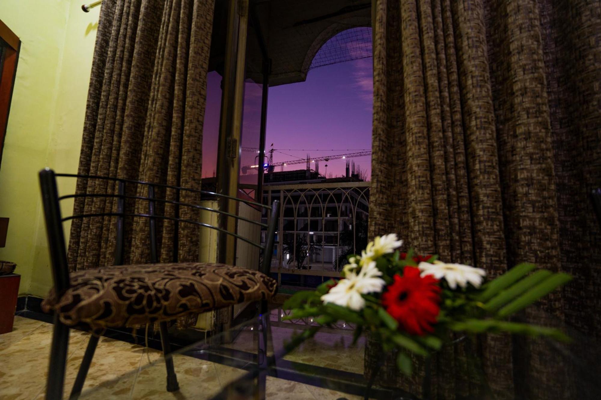 אינדורה Hotel Girdhar Mahal מראה חיצוני תמונה