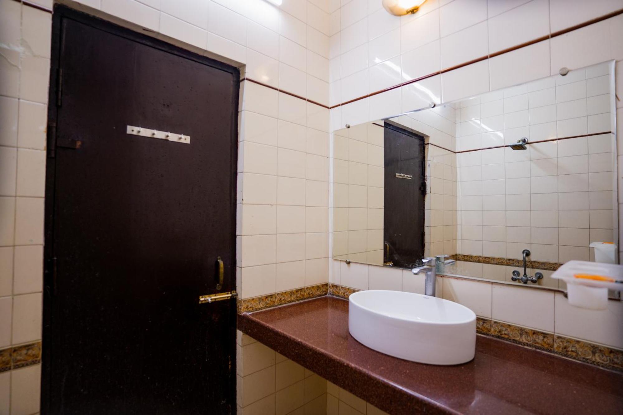אינדורה Hotel Girdhar Mahal מראה חיצוני תמונה