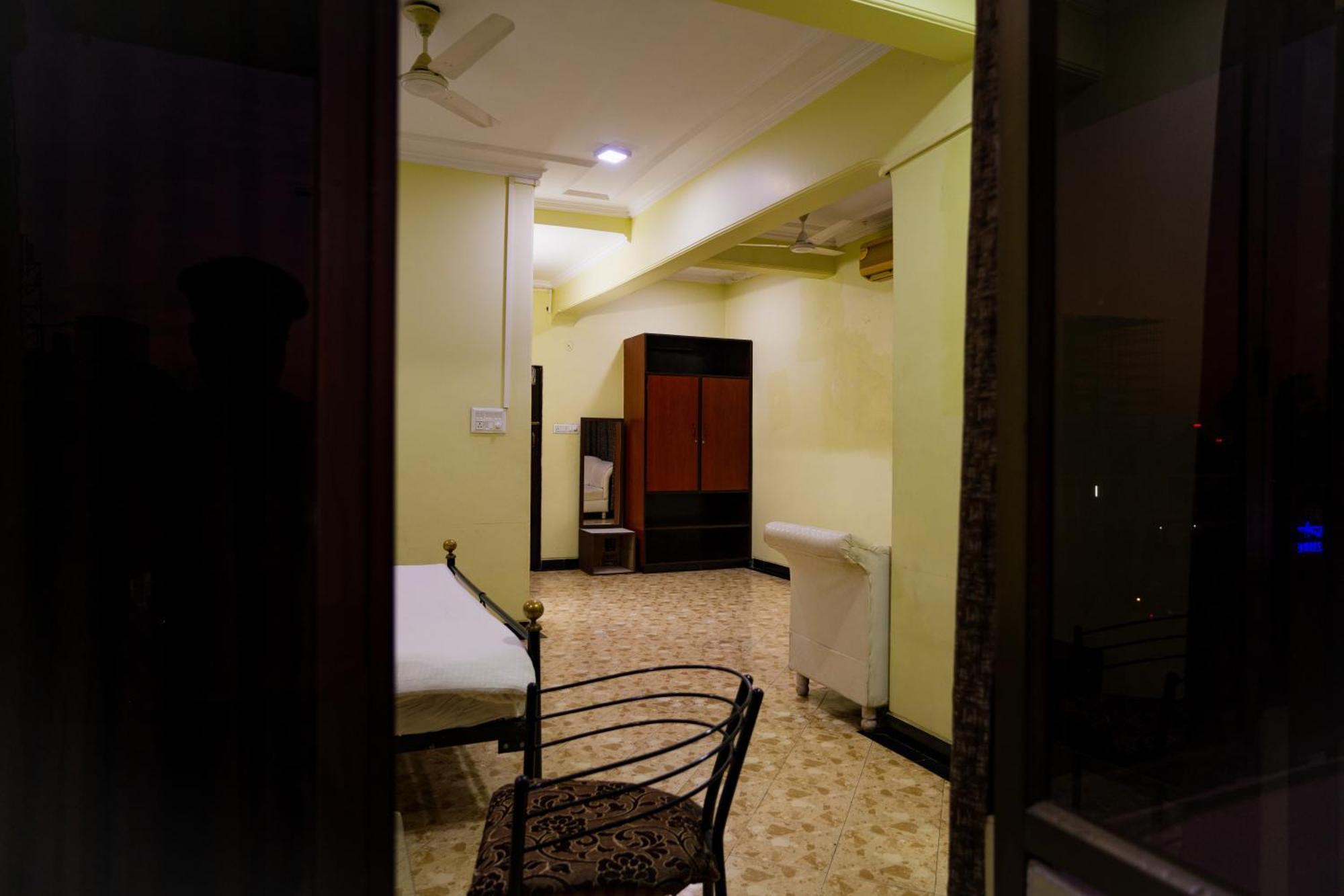 אינדורה Hotel Girdhar Mahal מראה חיצוני תמונה