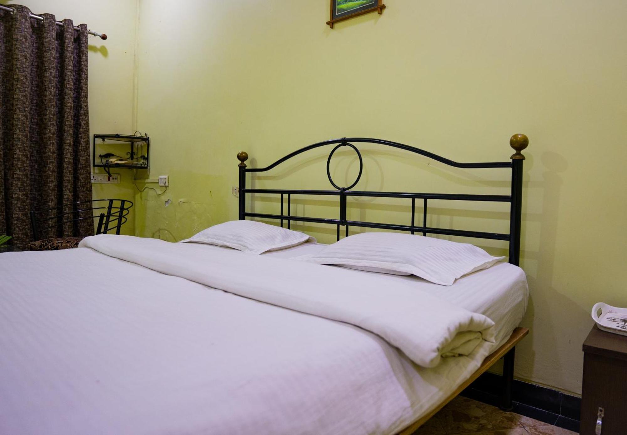 אינדורה Hotel Girdhar Mahal מראה חיצוני תמונה