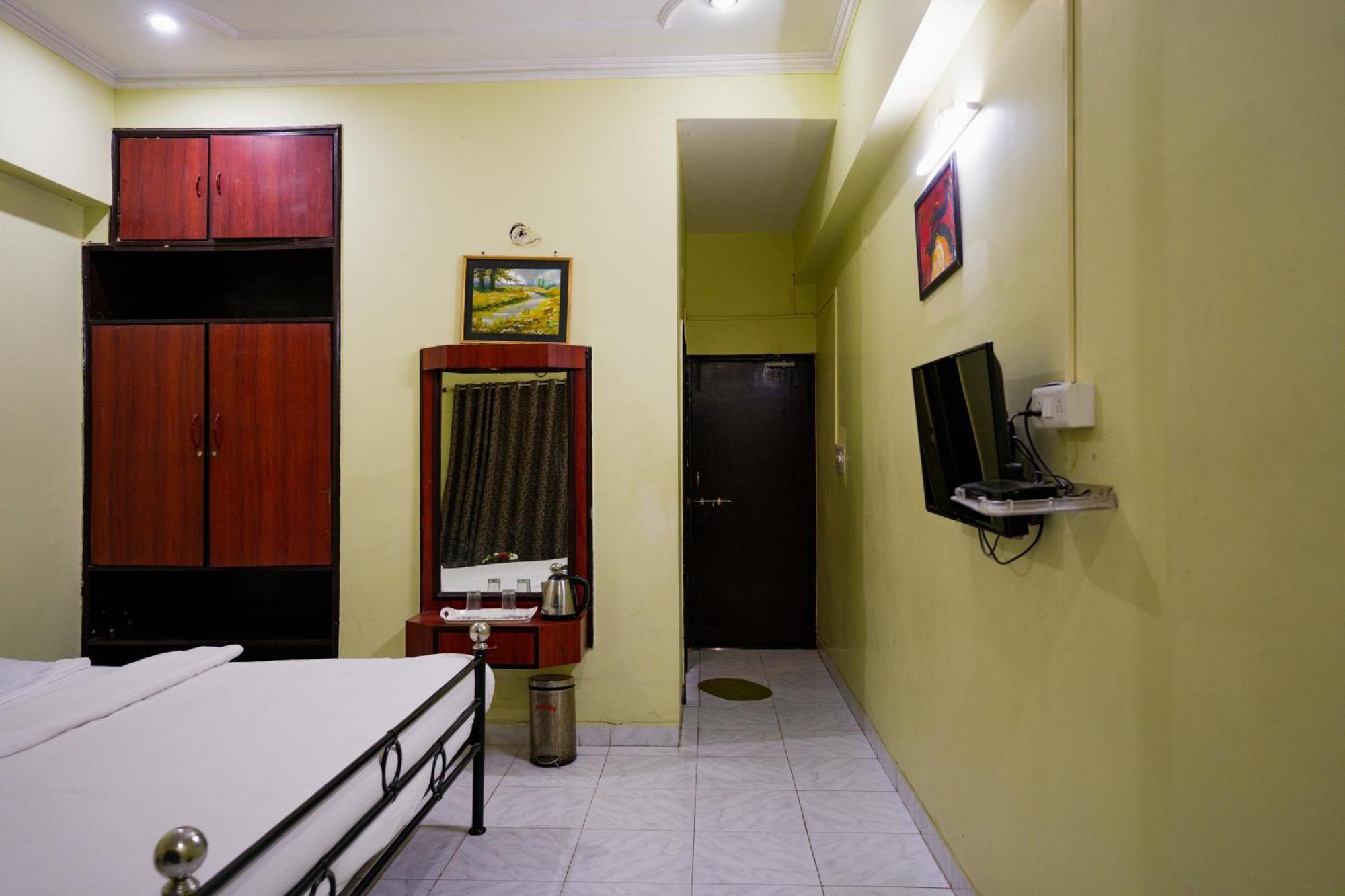 אינדורה Hotel Girdhar Mahal מראה חיצוני תמונה