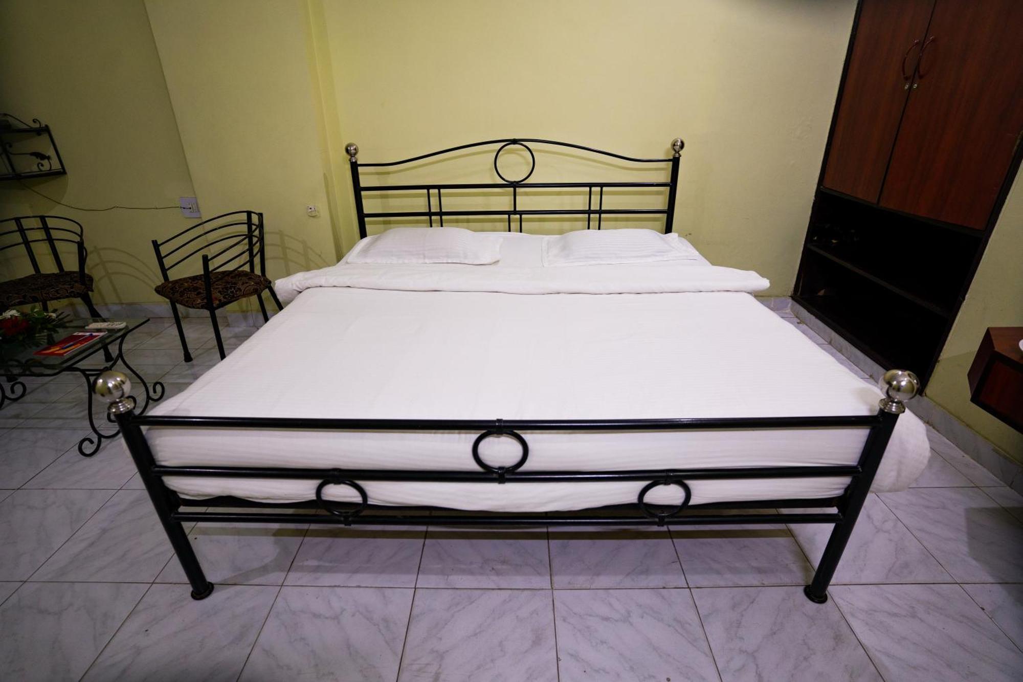 אינדורה Hotel Girdhar Mahal מראה חיצוני תמונה