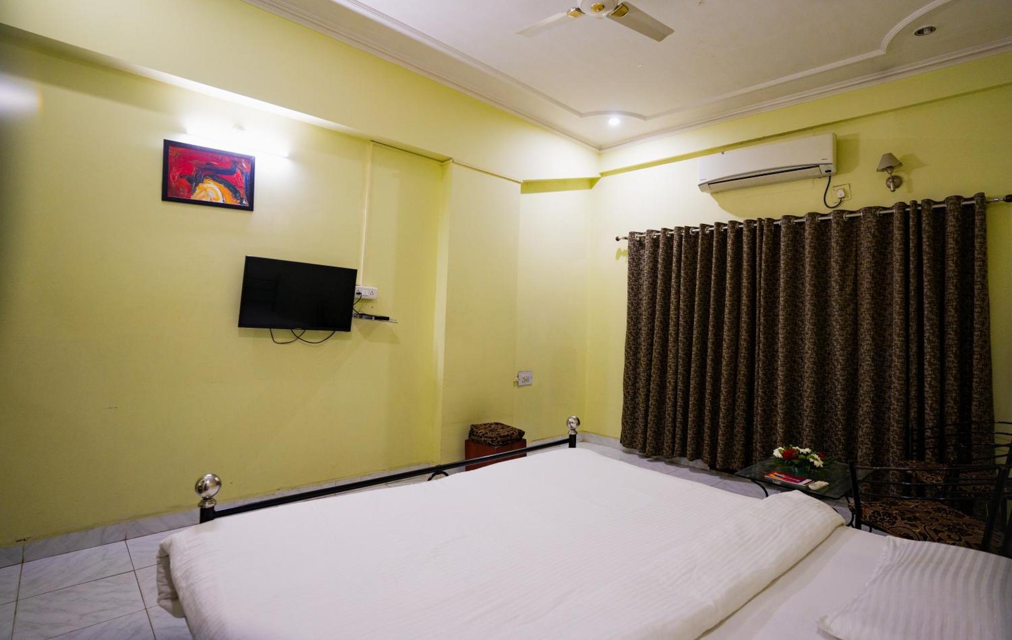 אינדורה Hotel Girdhar Mahal מראה חיצוני תמונה