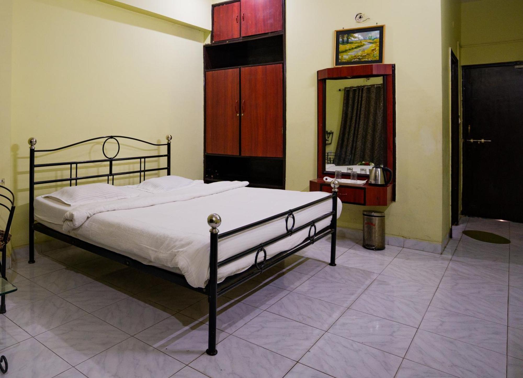 אינדורה Hotel Girdhar Mahal מראה חיצוני תמונה