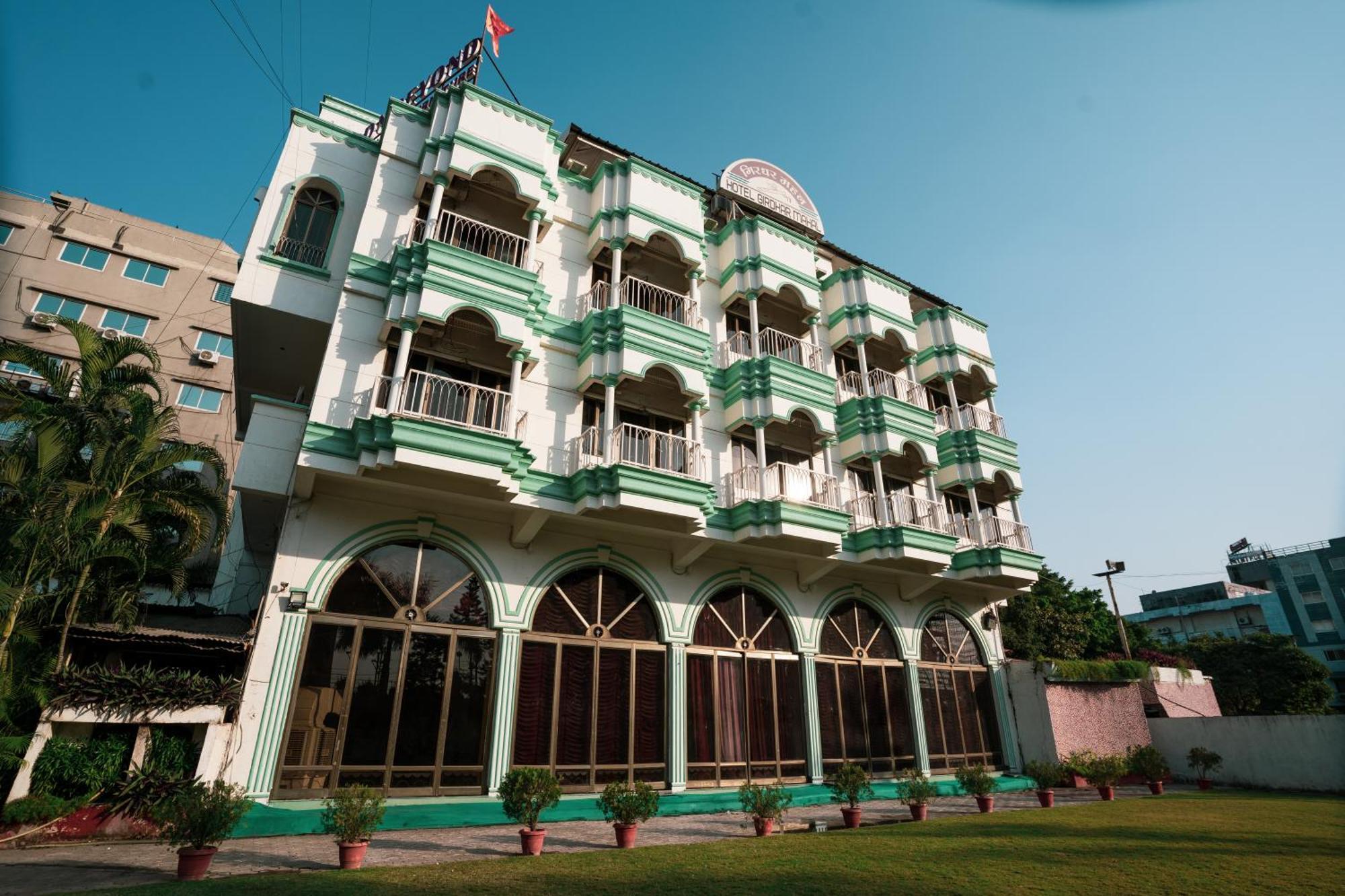 אינדורה Hotel Girdhar Mahal מראה חיצוני תמונה