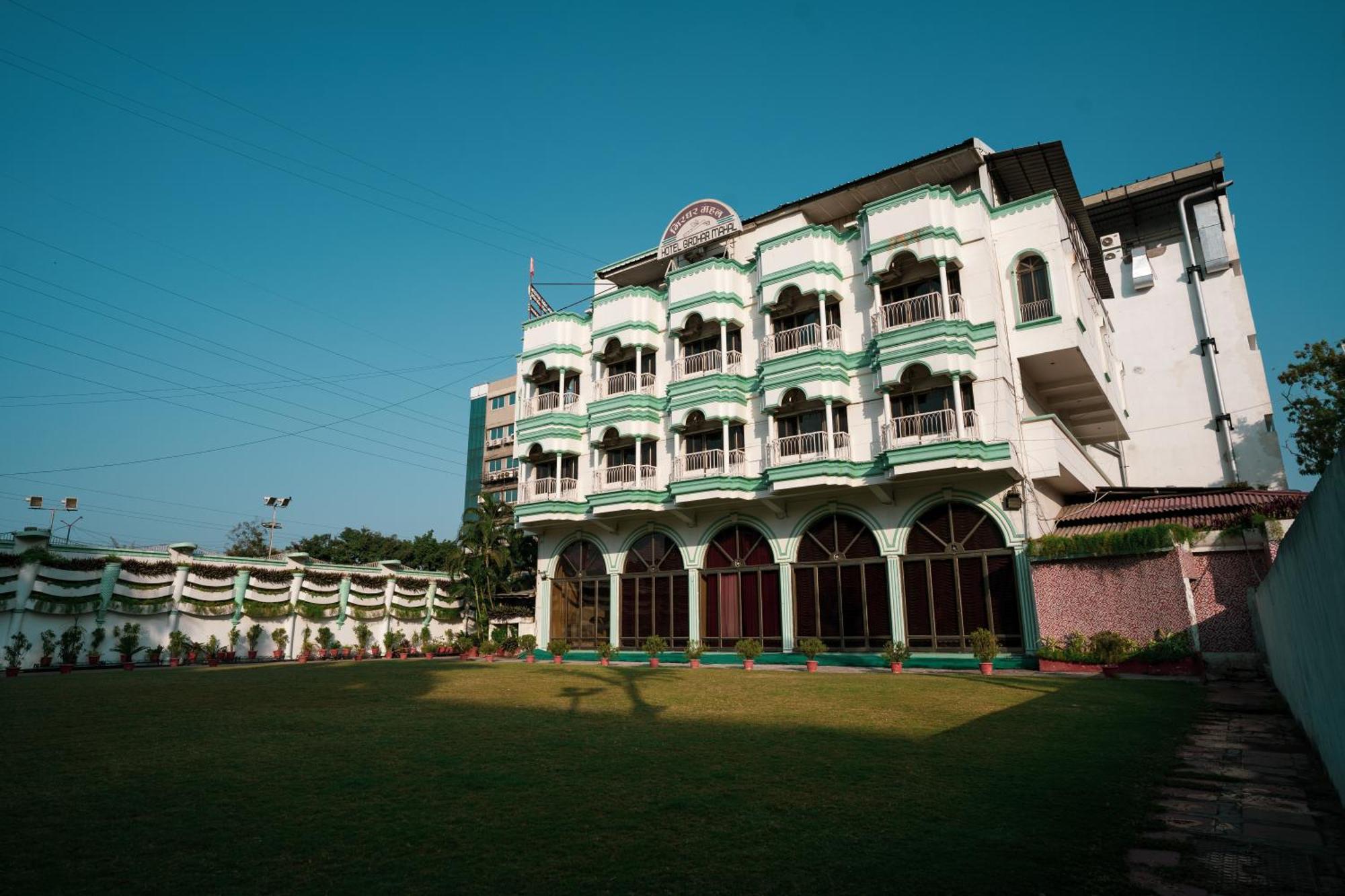אינדורה Hotel Girdhar Mahal מראה חיצוני תמונה