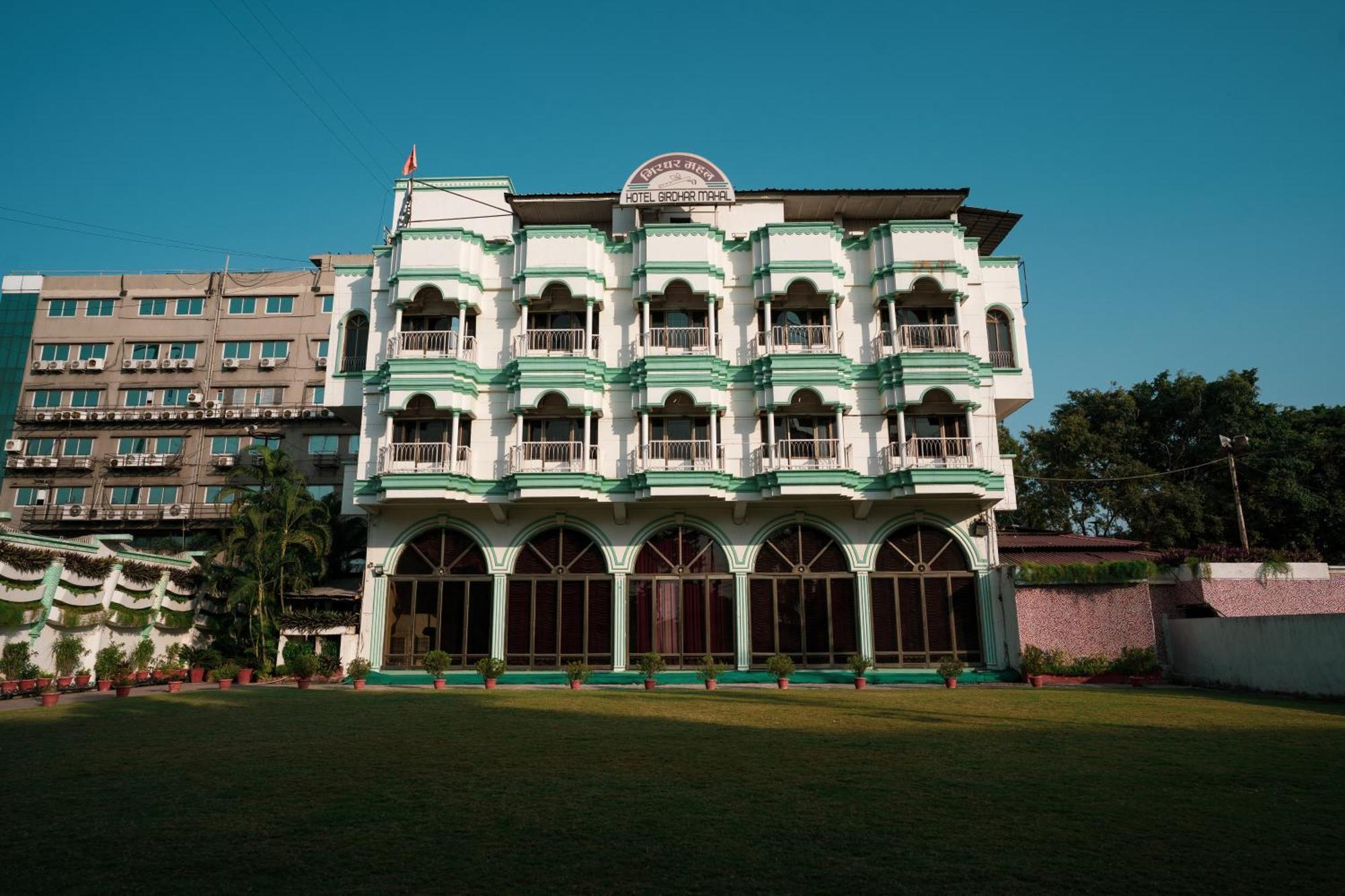 אינדורה Hotel Girdhar Mahal מראה חיצוני תמונה