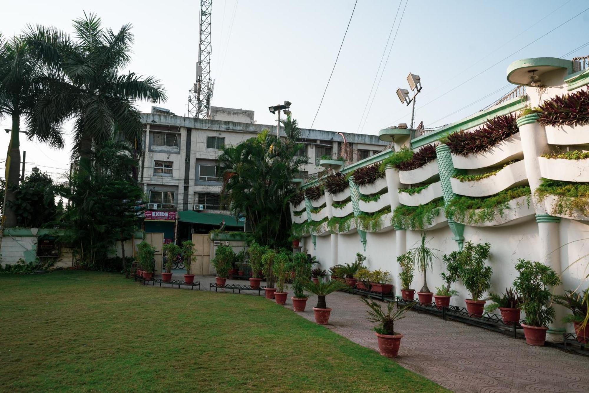 אינדורה Hotel Girdhar Mahal מראה חיצוני תמונה